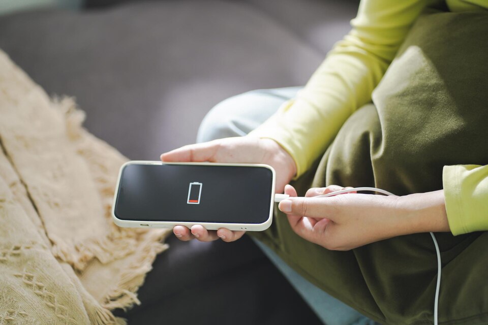 charging mobile phone battery